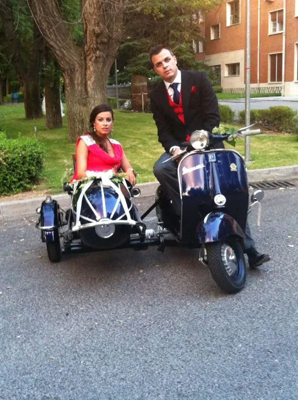 Escena de una boda con un vehículo clásico