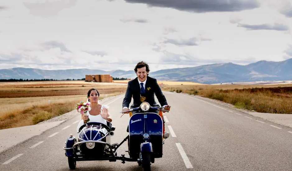 Escena de una boda con un vehículo clásico