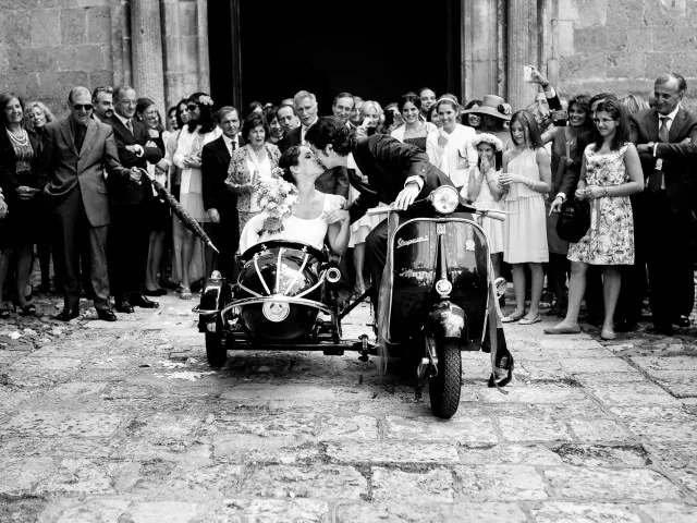 Escena de una boda con un vehículo clásico