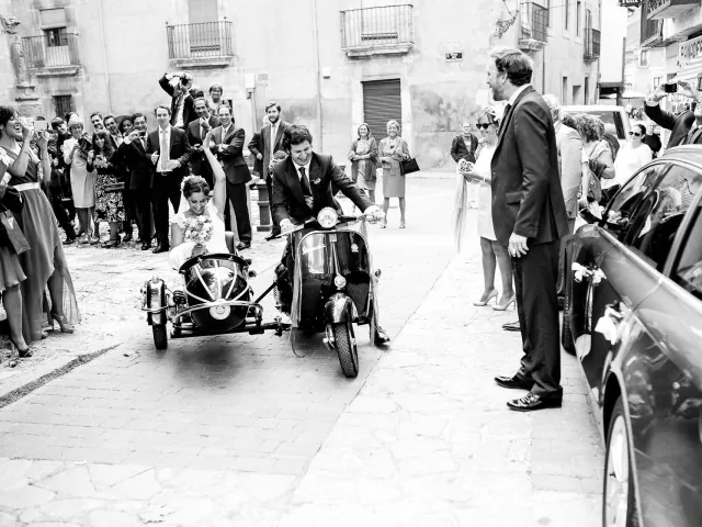 Escena de una boda con un vehículo clásico