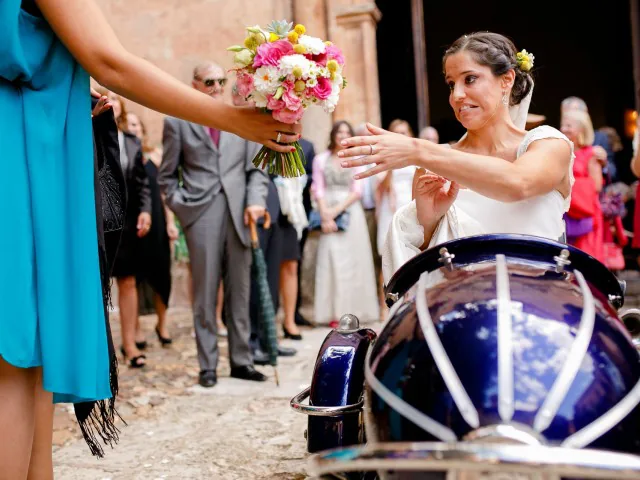 Escena de una boda con un vehículo clásico