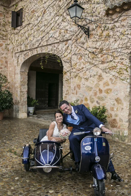 Escena de una boda con un vehículo clásico