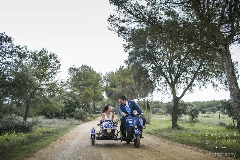 Escena de una boda con un vehículo clásico
