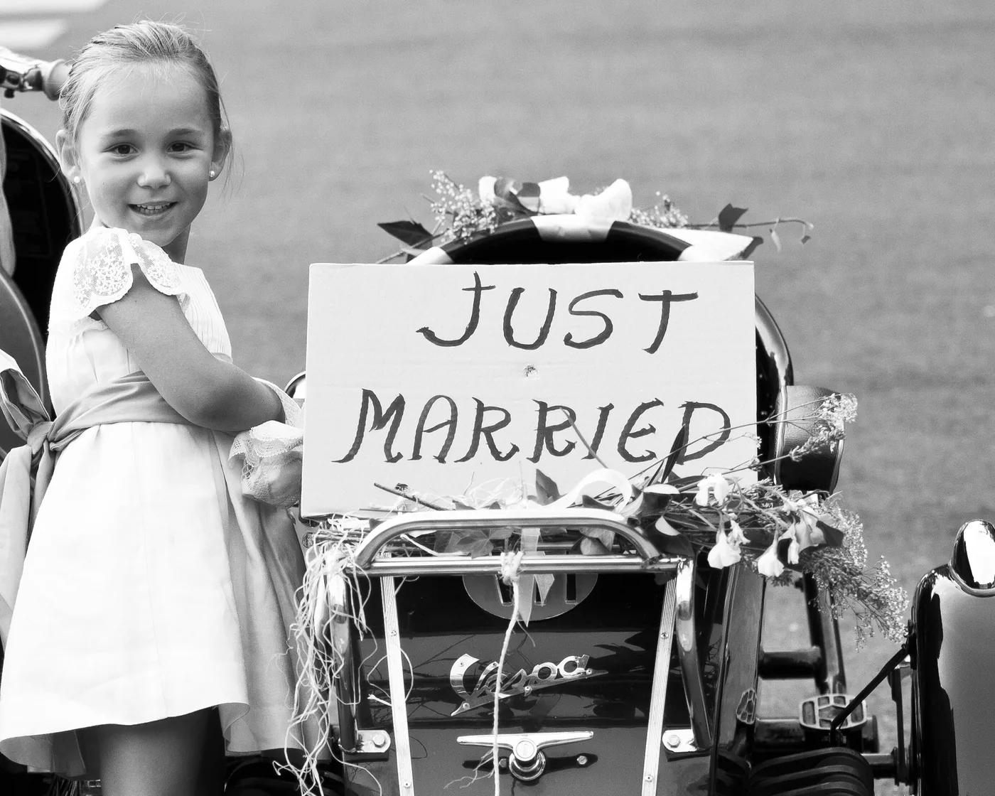 Escena de una boda con un vehículo clásico