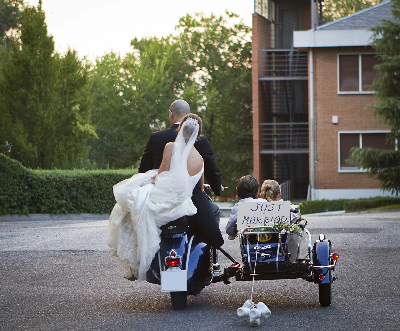 Escena de una boda con un vehículo clásico
