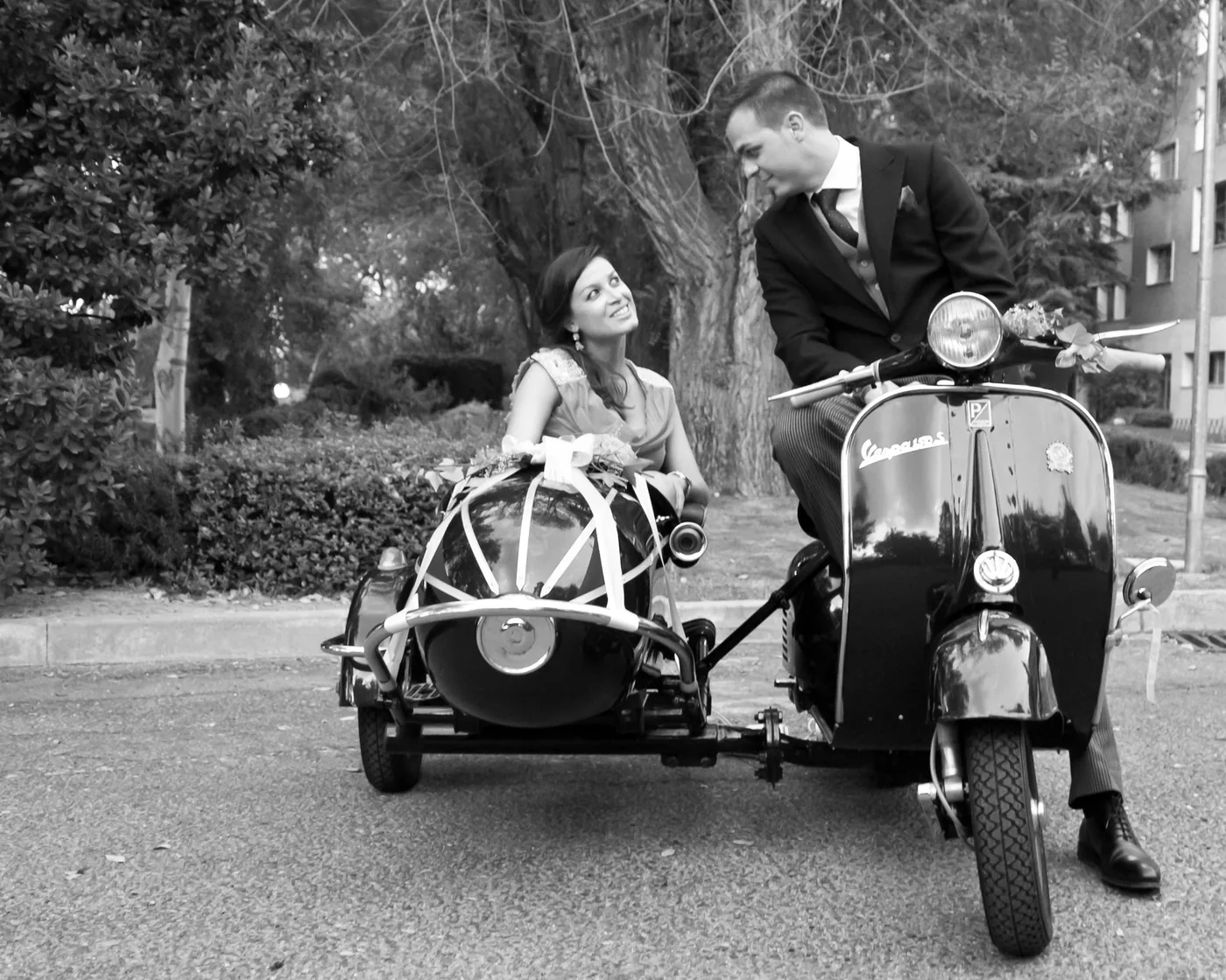 Escena de una boda con un vehículo clásico