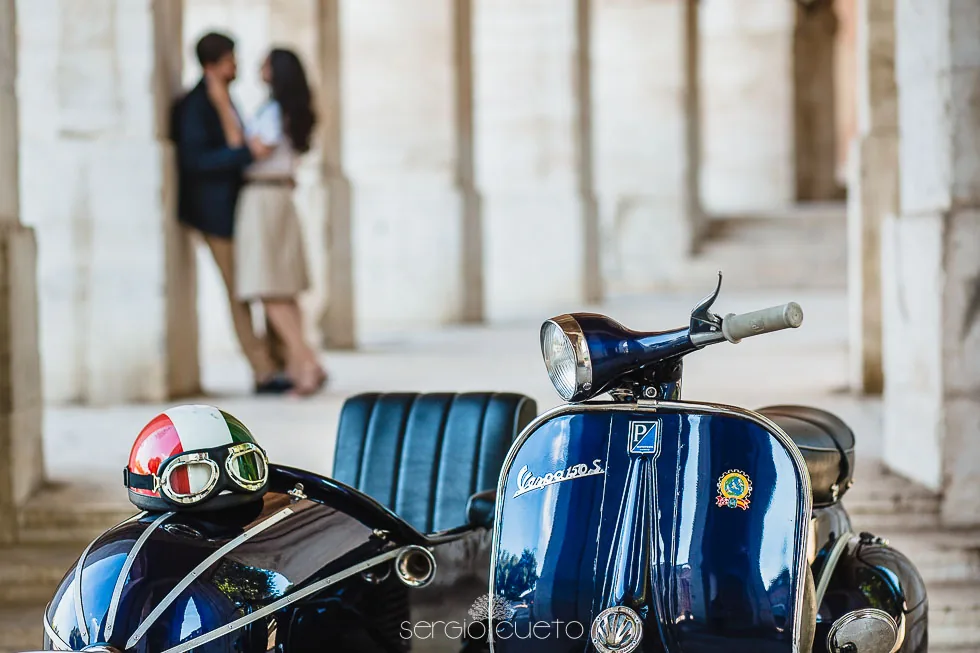 Escena de una boda con un vehículo clásico