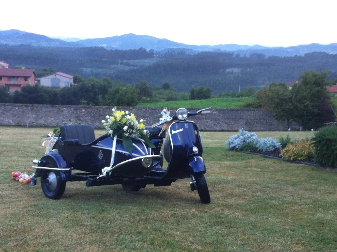 Escena de una boda con un vehículo clásico