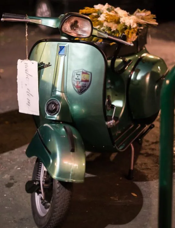 Escena de una boda con un vehículo clásico
