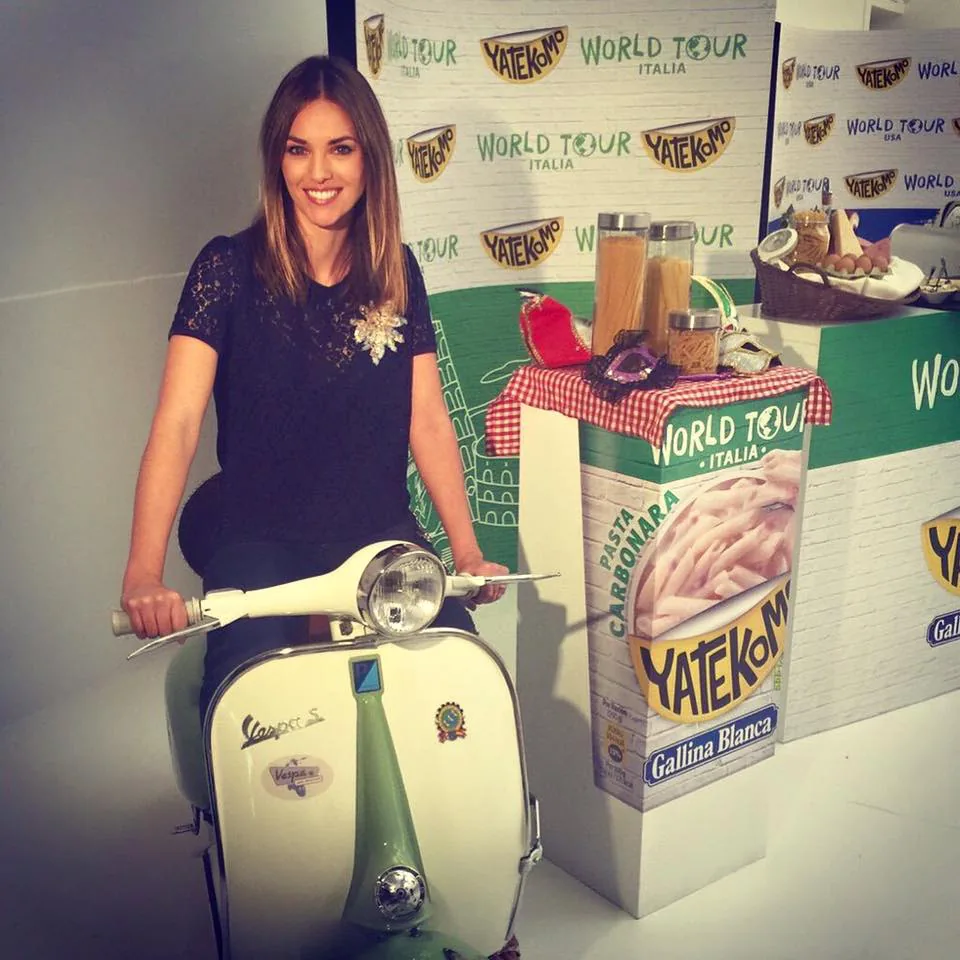 Vehículo clásico durante un evento o presentación
