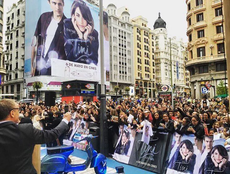 Vehículo clásico durante un evento o presentación