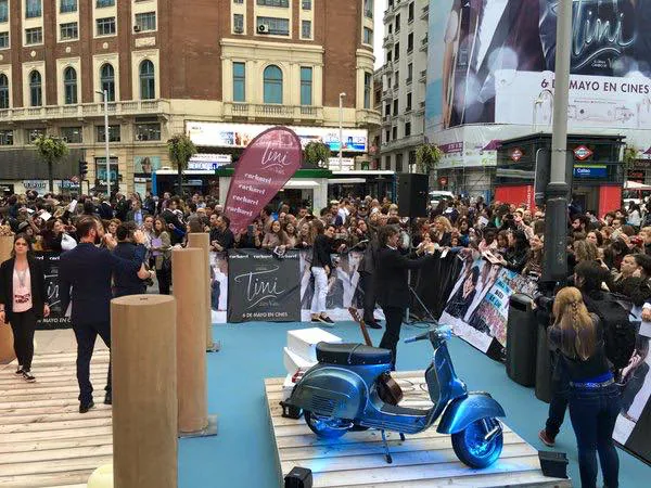 Vehículo clásico durante un evento o presentación