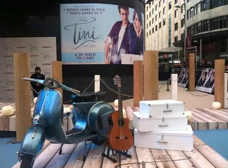 Vehículo clásico durante un evento o presentación