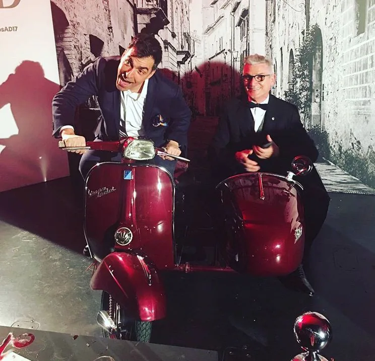 Vehículo clásico durante un evento o presentación