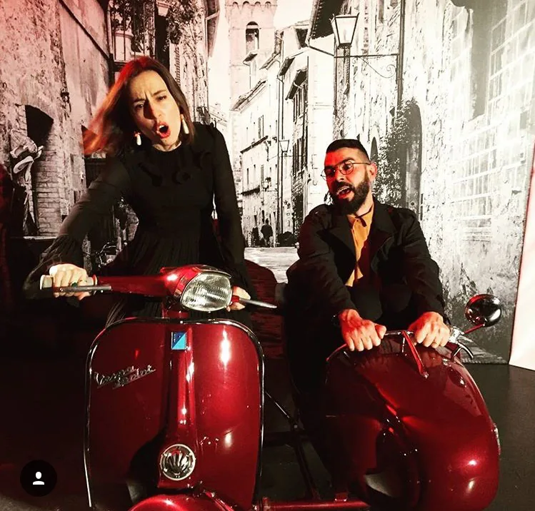 Vehículo clásico durante un evento o presentación