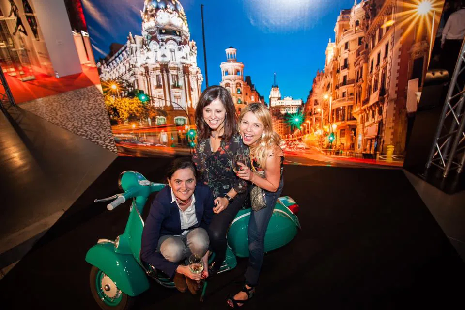 Vehículo clásico durante un evento o presentación
