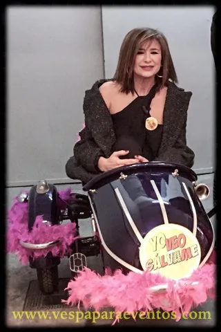 Vehículo clásico durante un evento o presentación
