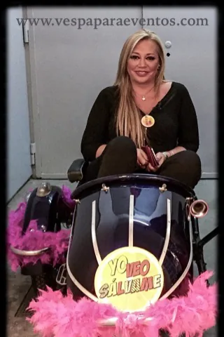 Vehículo clásico durante un evento o presentación