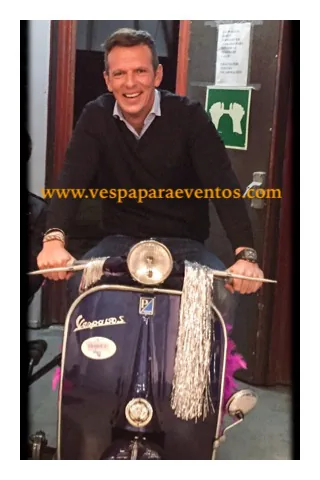 Vehículo clásico durante un evento o presentación
