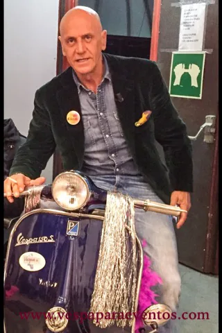Vehículo clásico durante un evento o presentación