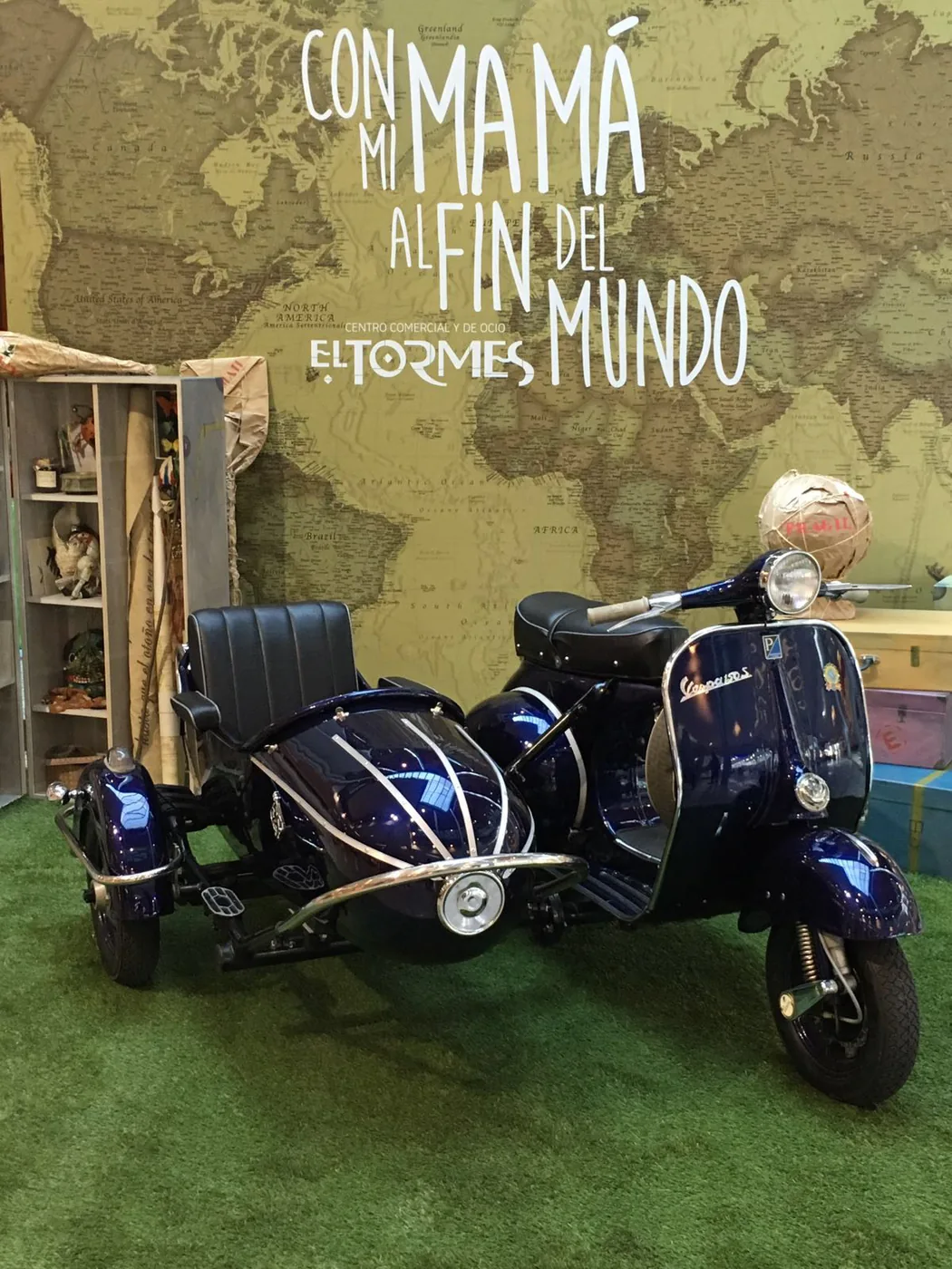 Vehículo clásico durante un evento o presentación