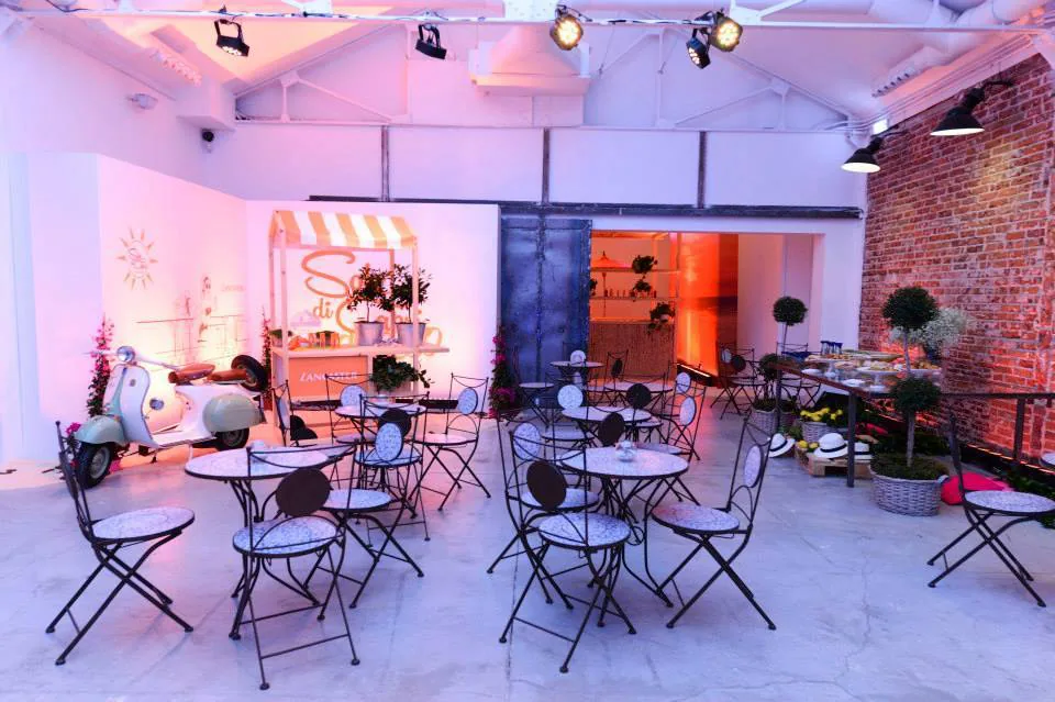 Vehículo clásico durante un evento o presentación