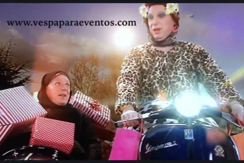 Vehículo clásico durante un evento o presentación