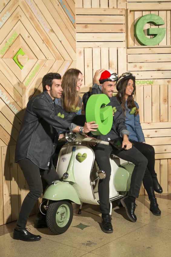Vehículo clásico durante un evento o presentación