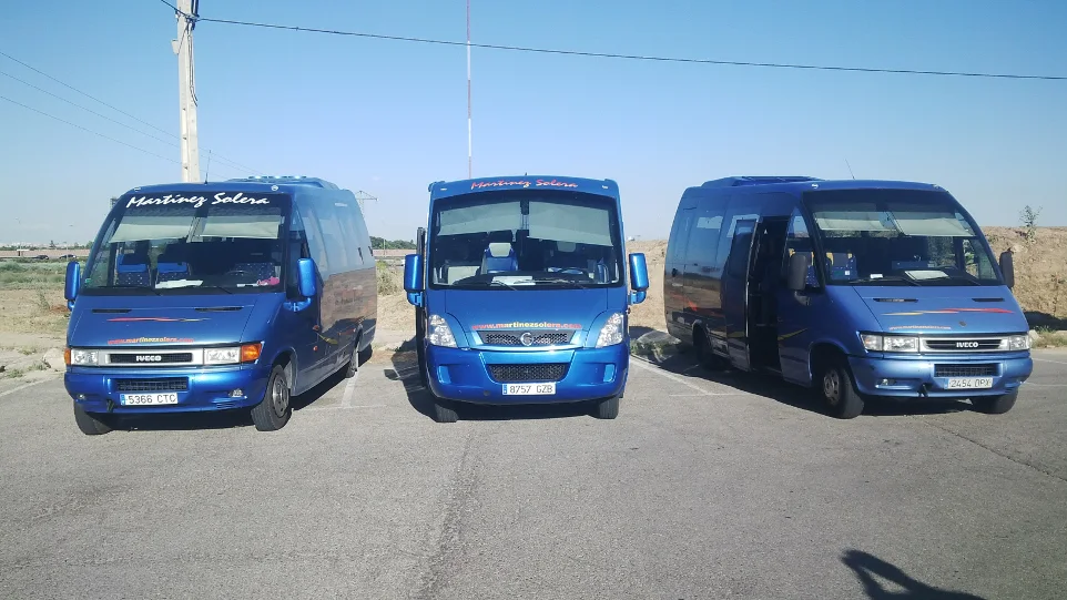 Tres autocares azules